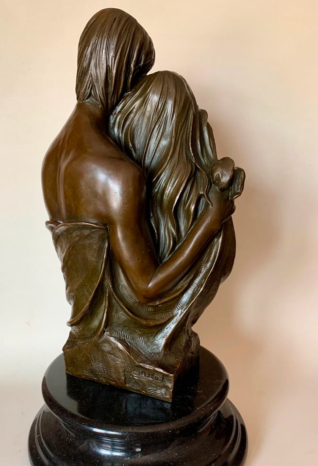 Schöne Bronze Skulptur auf Marmorsockel, signiert in Wehr