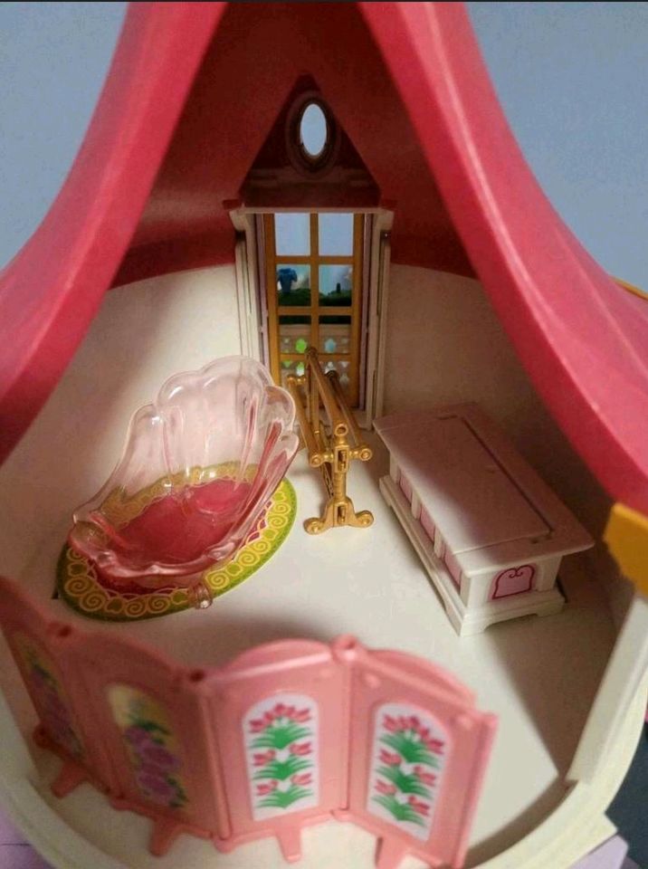 Älteres Playmobil Schloss mit Einrichtung in Remmels