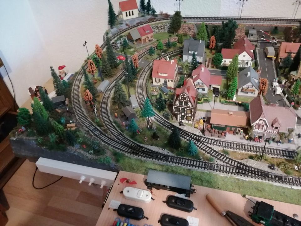 Modelleisenbahn ,Platte mit Zubehör und rollenden Material in Chemnitz