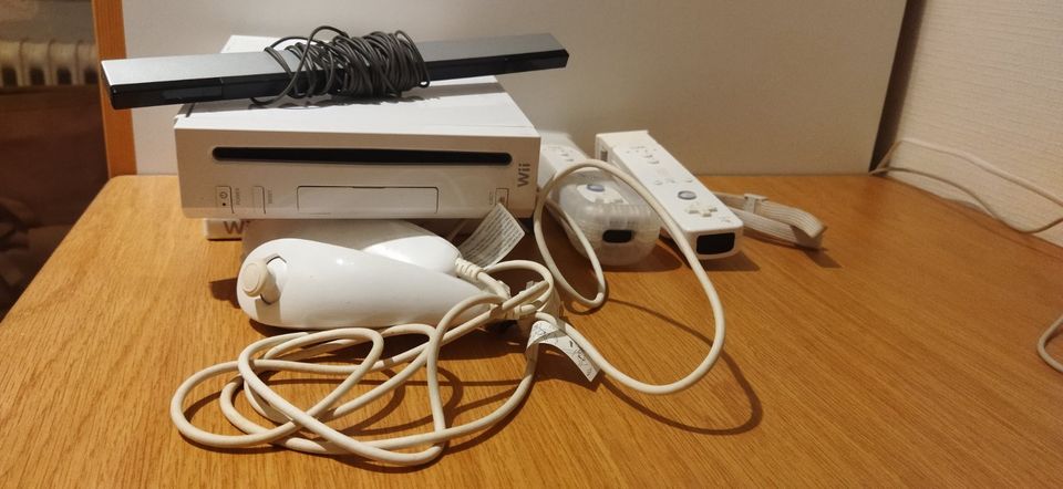 Nintendo Wii mit Zubehör, Wii Board und drei Spielen in Braunschweig