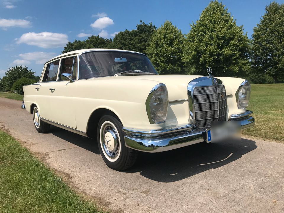 Mercedes-Benz 220 SEb W111 Heckflosse mit seltene Farbkombination in Bensheim