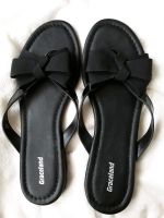 Schwarze Lack FlipFlops oder  bunte Sandalen edel schimmernd 40 Nordrhein-Westfalen - Troisdorf Vorschau