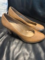 Gabor Pumps 6,5 6 1/2 40 beige LEDER Nordrhein-Westfalen - Niederkassel Vorschau