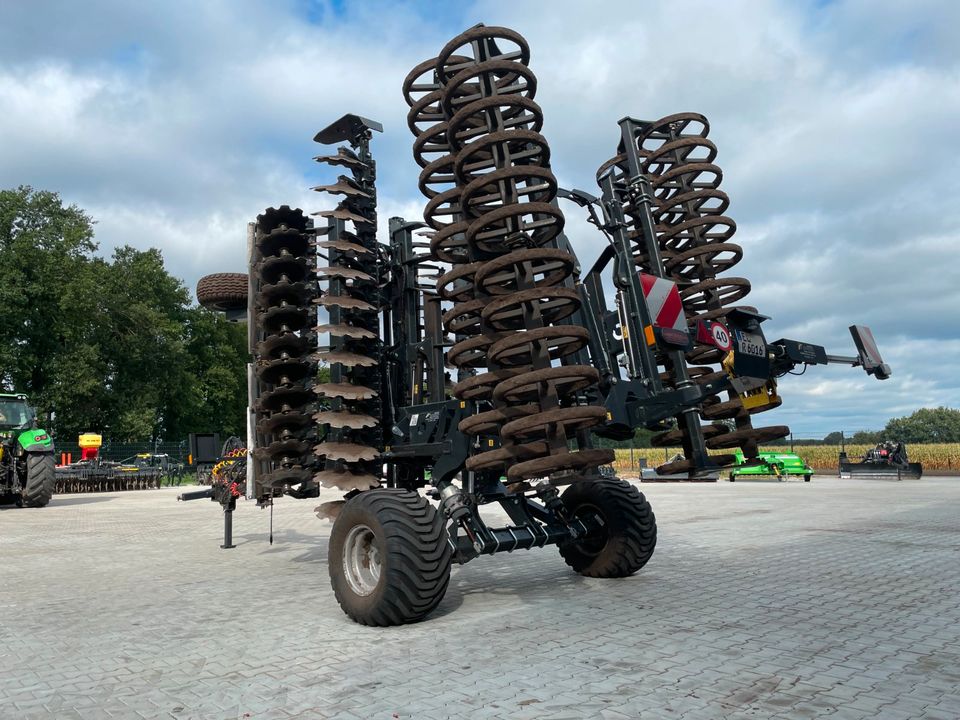 Kurzscheibenegge Scheibenegge 6m mit Fahrwerk U-Profil-Walze in Klein Berßen