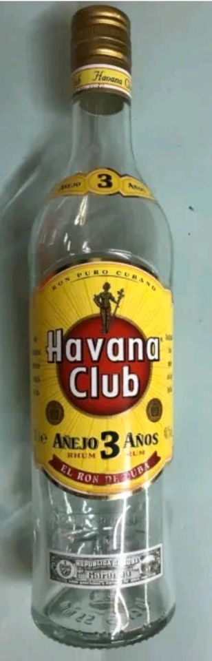 Leere Flaschen Havana Club und Ouzo 12 in Bad Sooden-Allendorf