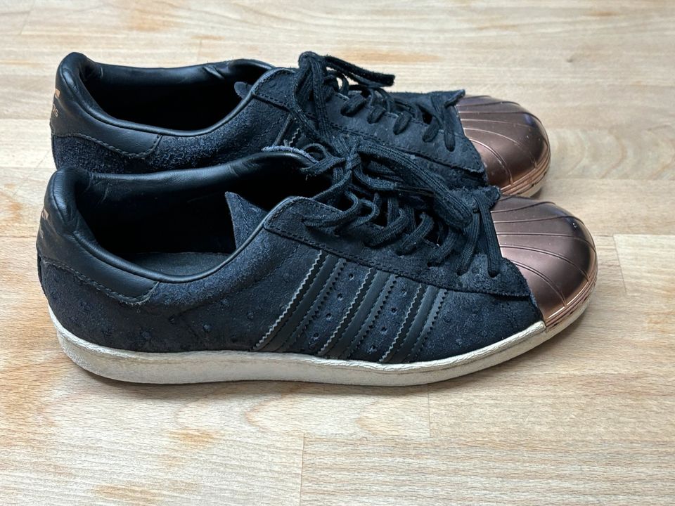 ADIDAS SUPERSTAR Schwarz mit Metallkappe, Gr. 38 2/3 in Happurg