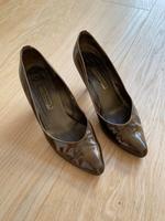 VINTAGE 90er Designer Lack Pumps Linea Wallys braun 38,5 München - Bogenhausen Vorschau