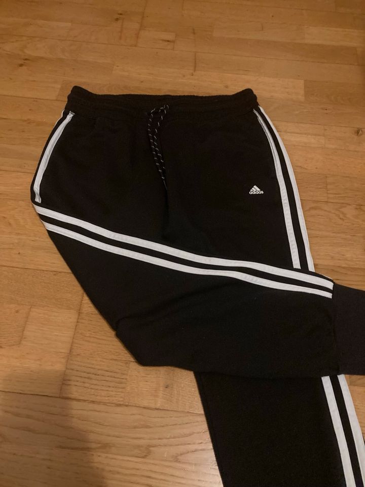 Adidas Kinder Sporthose Jogging Hose Trainingshose schwarz 152 in Ahaus