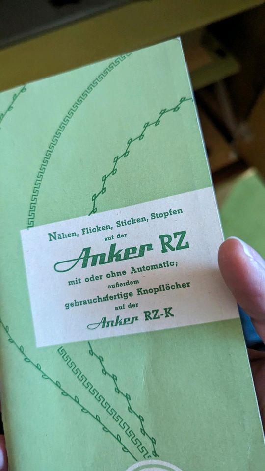 Retro Anker Nähmaschine im Schrank in München