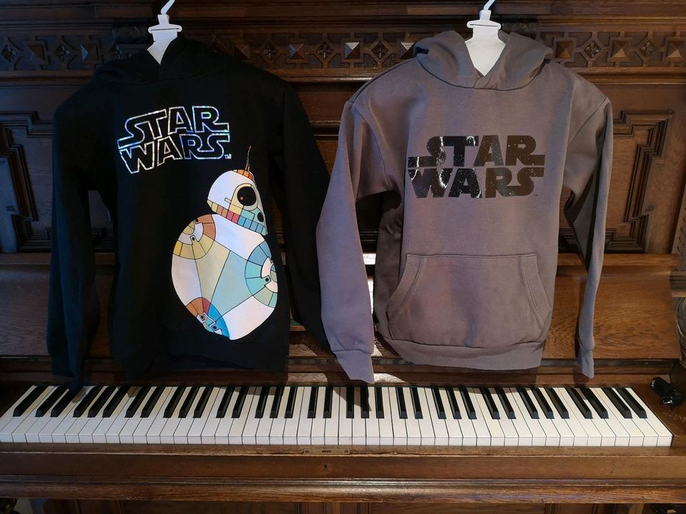 Zwei Star Wars Kapuzenpullover Hoodie 146 in Karlsfeld