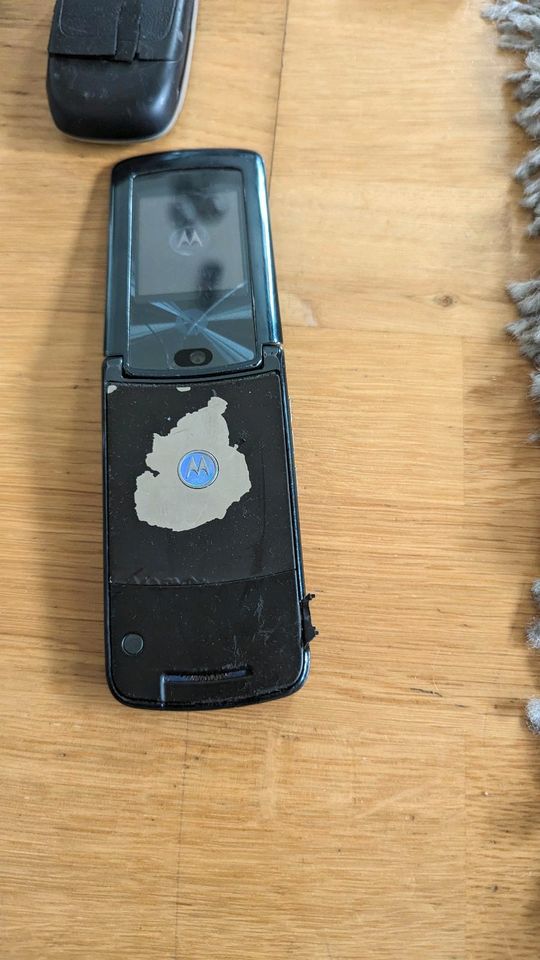 Motorola Razr V8 Handy, mit Ladegerät in Köln