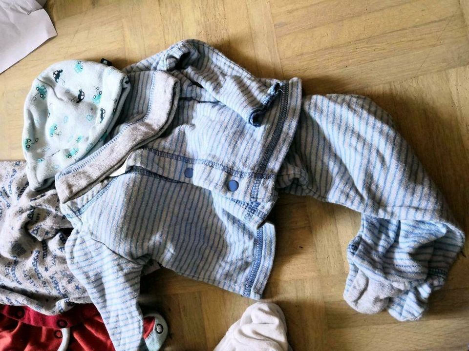 Erstlingsset 50 56 Jungen Baby Hose Mütze Jacke in Igersheim