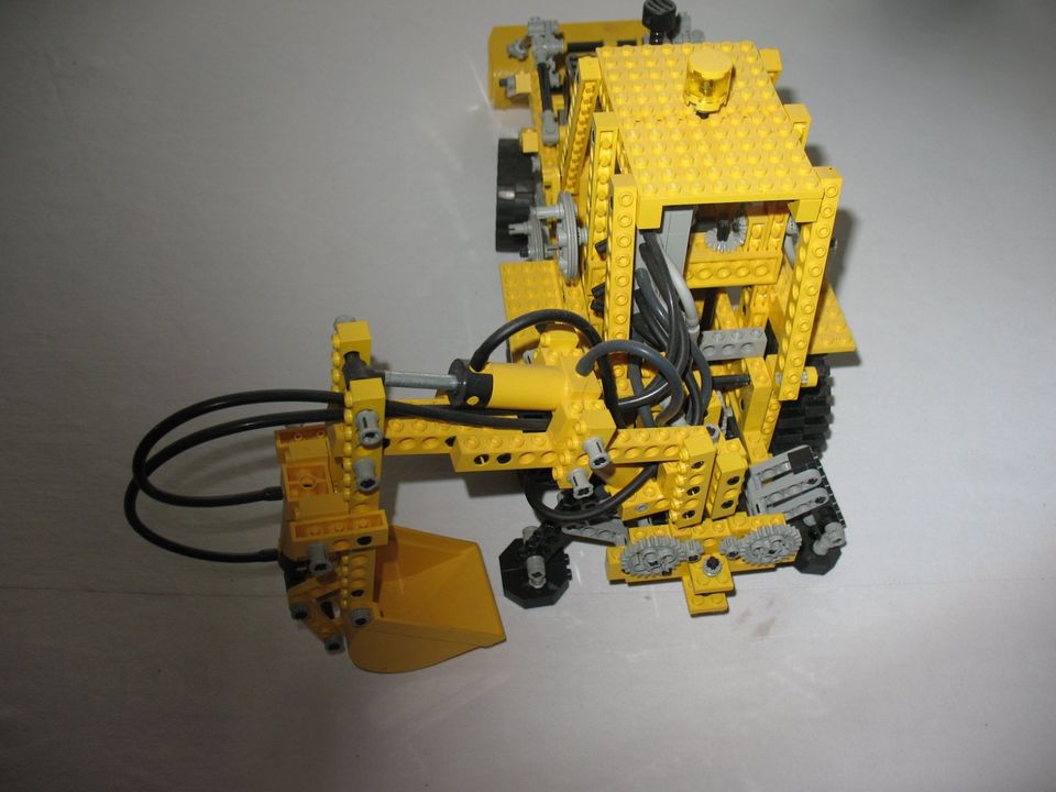 Lego Technic Bagger 8862 mit Bauanleitung in Hamminkeln