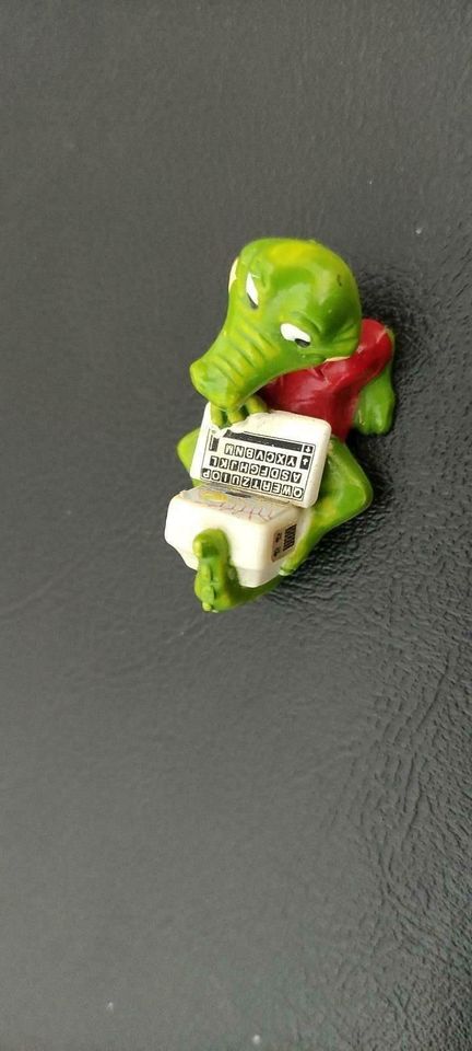 Ü-Eier Figur Krokodil mit Computer in Witten