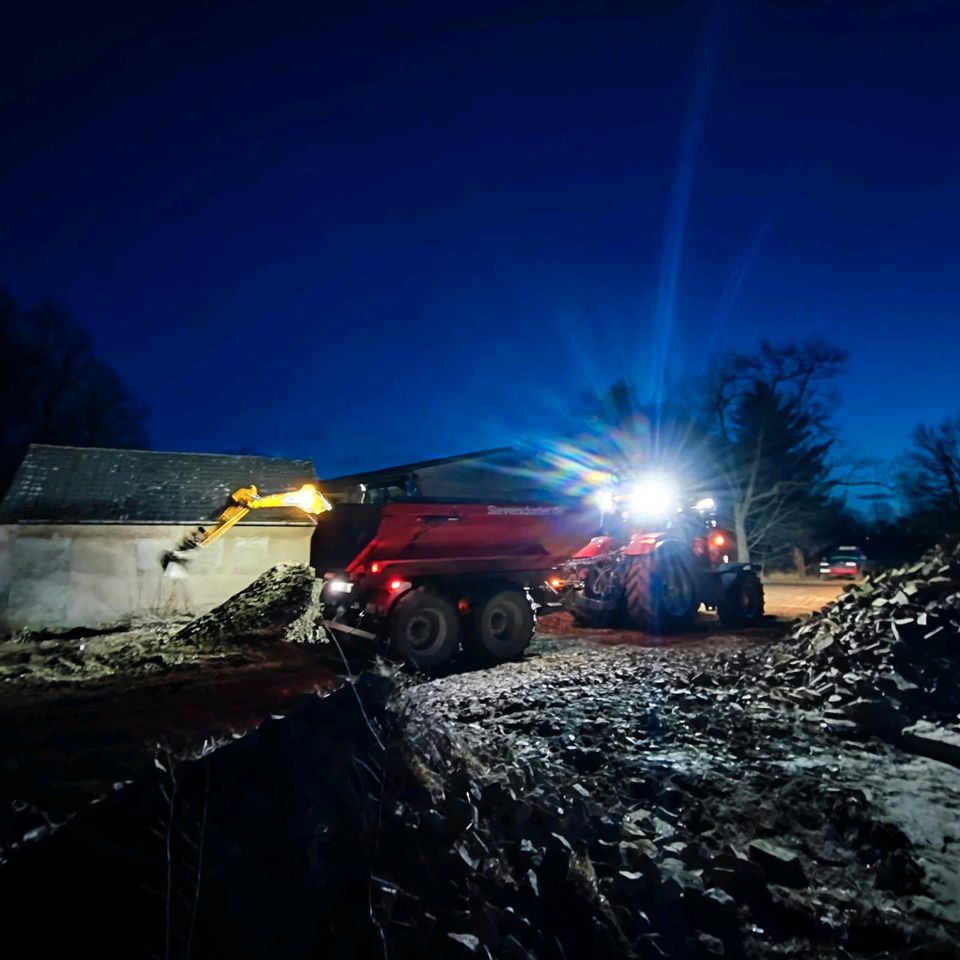 Traktor Erdmulde Schwerlast-Mulde Baustellen Verkehr Erdbewegung in Reichenbach (Oberlausitz)