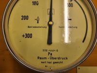 Raumüberdruck - Messgerät mit Hinweisschild fluoreszierend Bayern - Aichach Vorschau