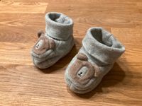 Babyschuhe Baby Schuhe Hausschuhe Gr. 16/18 grau Bär Schuhsocken Bayern - Regen Vorschau