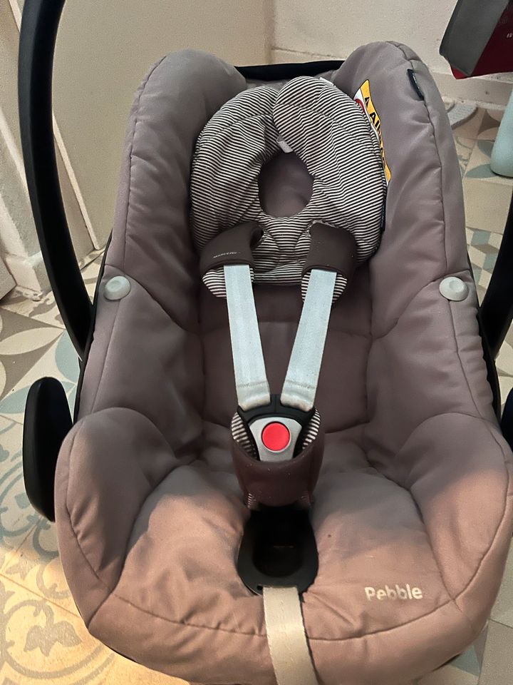 Maxi Cosi Pebble braun mit Sonnenschutz in Hagen