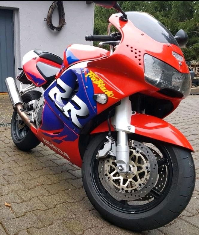 Honda Fireblade 900rr (SC 33) in Homburg