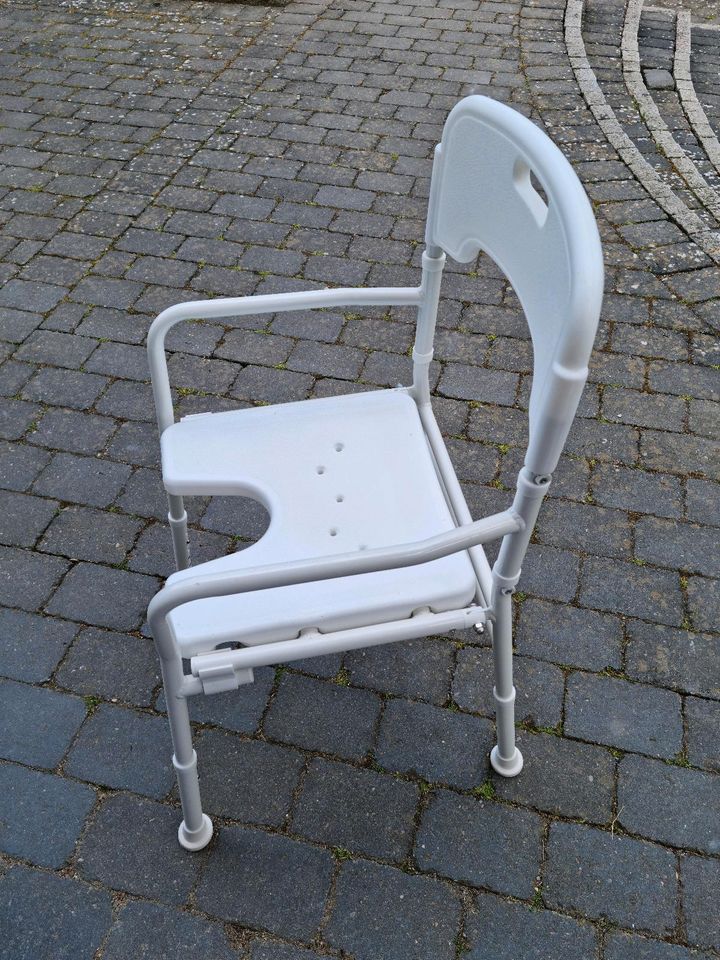 Stuhl Duschstuhl faltbar mit Hygieneausschnitt in Bad Fallingbostel
