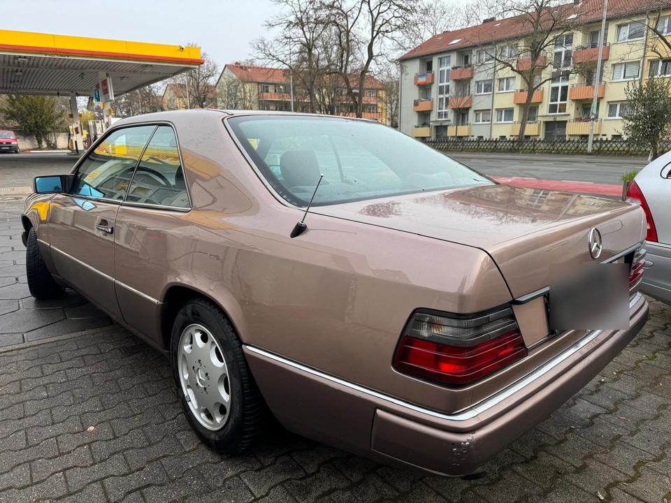 Mercedes Benz E 220 Coupe Automatik Oldtimer in Mainz