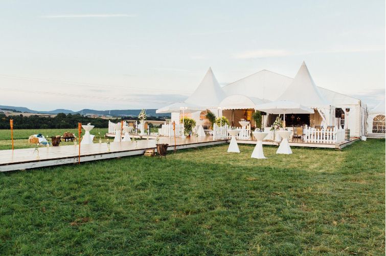 Festzelt/Bistrozelt 10x30m mit Holzfußboden in Marl