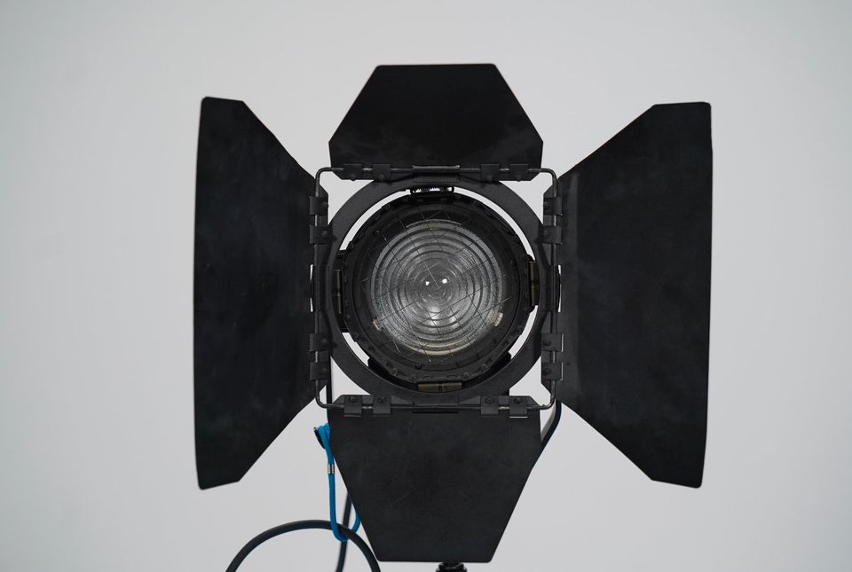ARRI Junior 1000W Plus Fresnel Tungsten Stufenlinse Filmlicht in München