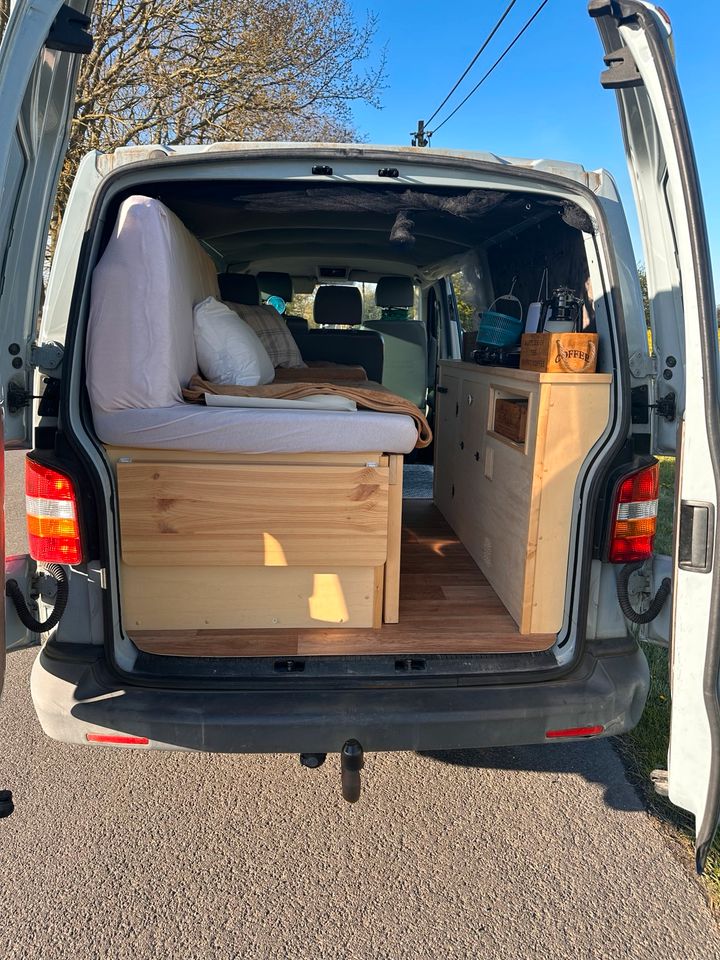 VW T5 Transporter 2,5 TDI mit DIY Campingausbau in Pantelitz