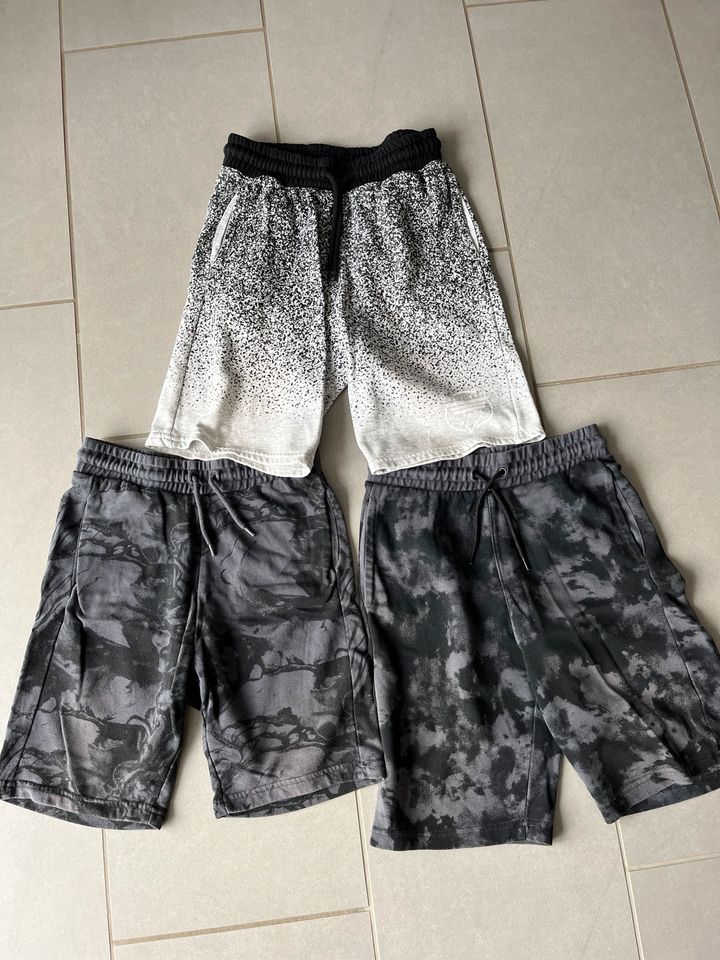 3 Shorts von H&M grau schwarz Gr. 146/ 152 in Wermelskirchen