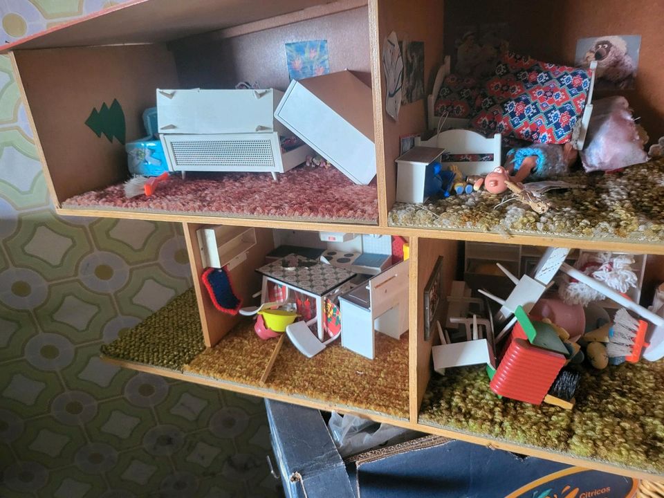 Kinderspielzeug  Altes Puppenhaus in Peine