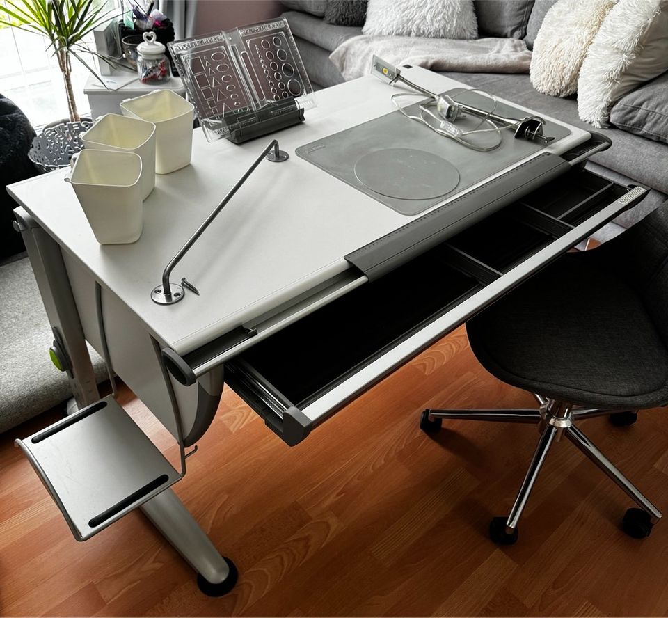 Schreibtisch Höhenverstellbar von Moll mit Stuhl in Piding