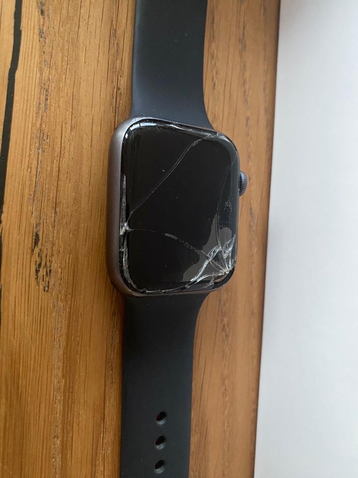 Apple Watch Series 4 Space grey Displayschaden 44mm in Theißen