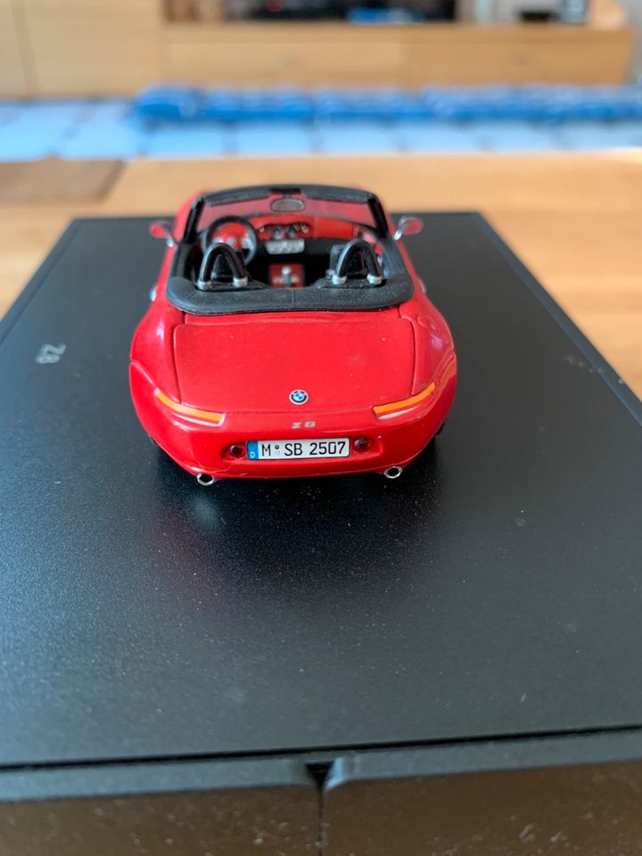 BMW Modellauto Z8 neuwertig aus Sammlung Vitrinenmodell 1:43 in Rösrath