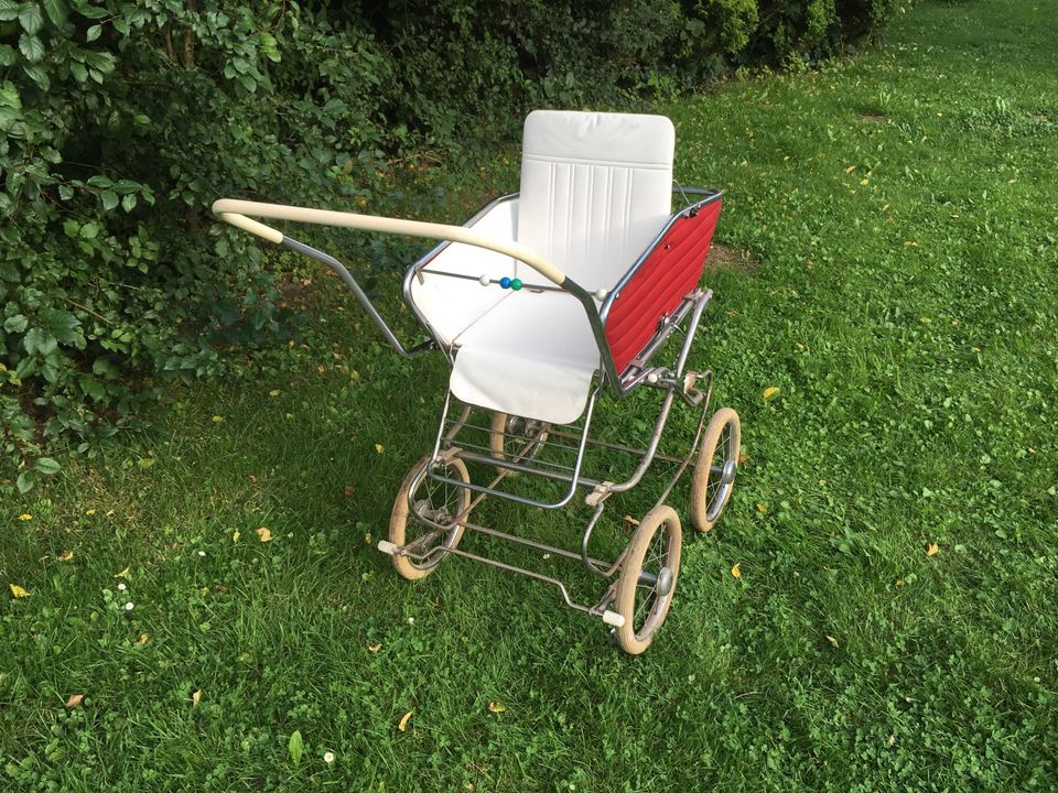 Kinderwagen Sportkinderwagen 70er Jahre rot antik nostalgisch in Hann. Münden