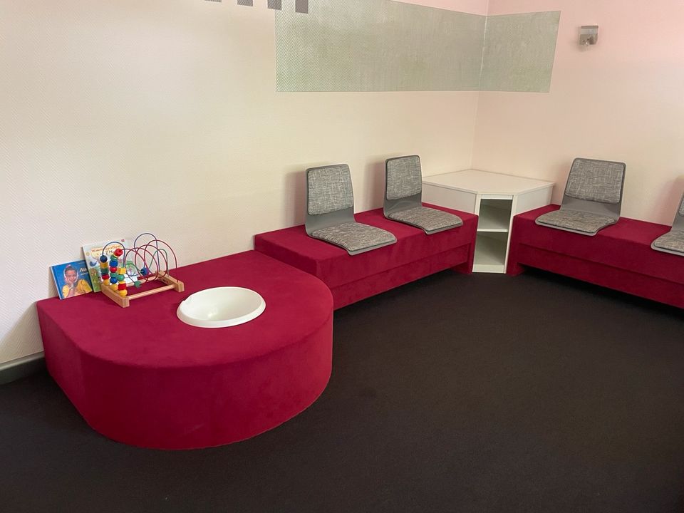 Wartezimmer Bänke 8 Stühle/Plätze rot grau in Heringen / Helme