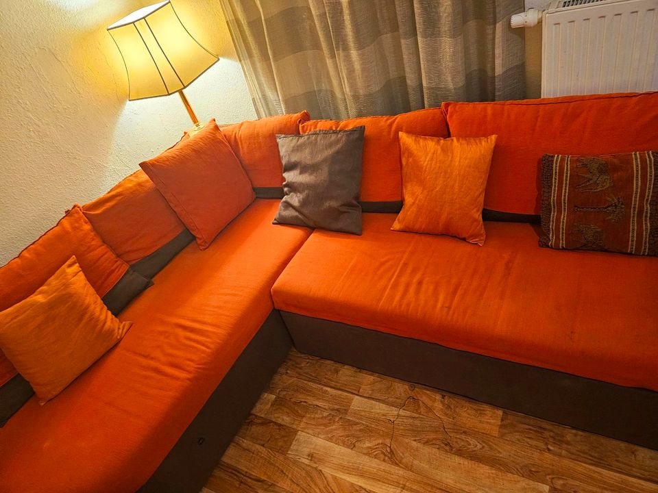 Ein Eckwohnzimmer in orange-brauner Farbe mit der Möglichkeit zu in Krefeld