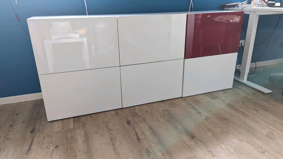 IKEA Besta Kommode Schrank hochglanz weiß/rot TV-Schrank Lowboard in Modautal