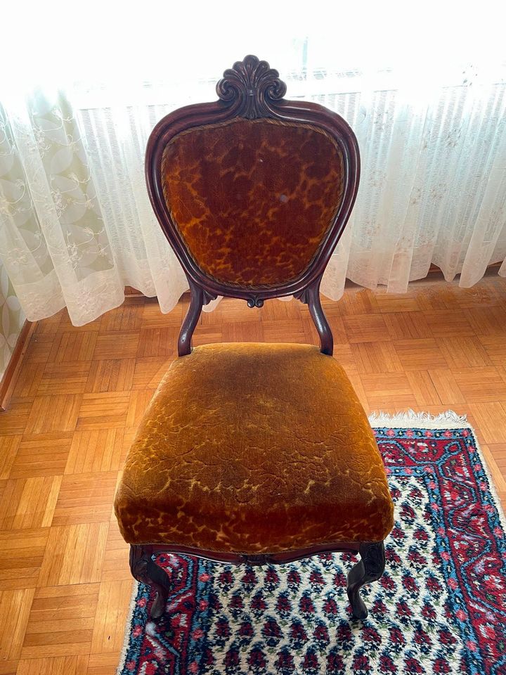 antiker Stuhl in Arnstein