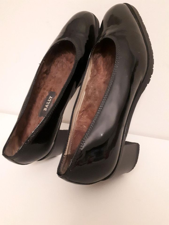 Bally Pumps aus Lackleder, schwarz, mit Fellfütterung in Berlin