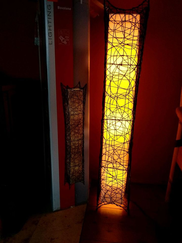 Stehlampe mit drei Glühbirnen in Halfing