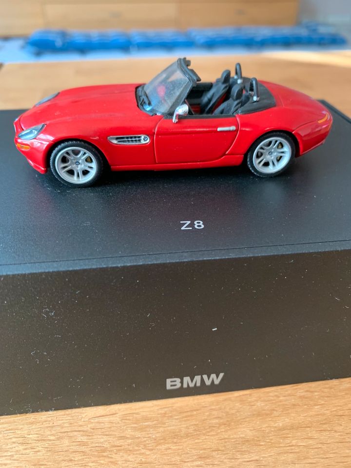 BMW Modellauto Z8 neuwertig aus Sammlung Vitrinenmodell 1:43 in Rösrath