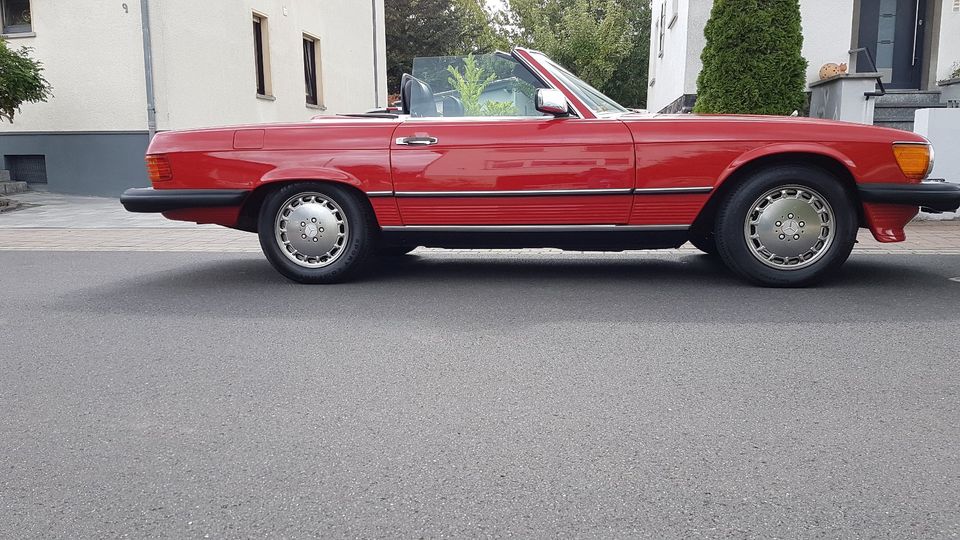 Mercedes - SL 560 R107 mit H Zulassung – Fahren wie Bobby Ewing in Limburg