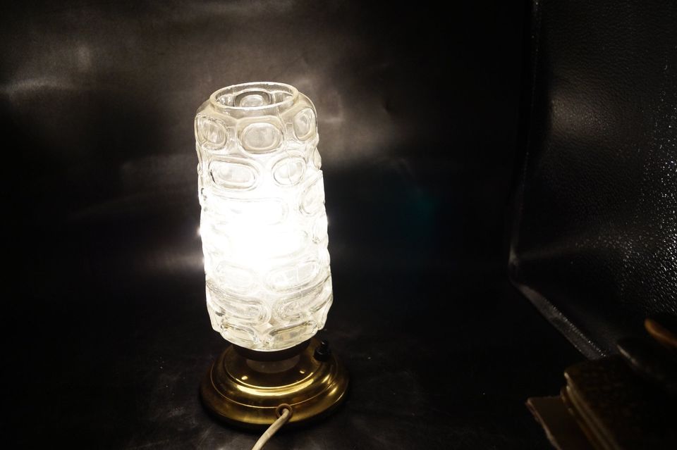 Nachttischlampe Midcentury 60er Glas Messingfuss Tischleuchte in Solingen
