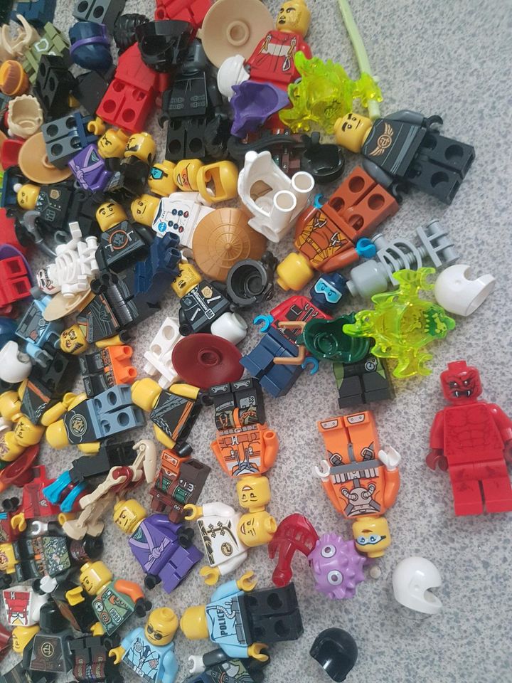 Lego Kiste ca. 100 Figuren Sammlung Ninjago City Technik Zubehör in Berlin