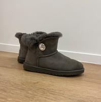 UGG Mini Bailey Button Bling Swarovski Farbe Grau Gr.37 Nordrhein-Westfalen - Hagen Vorschau