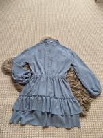 Blaues Kleid mit Rüschen und Holzknöpfen Niedersachsen - Wunstorf Vorschau