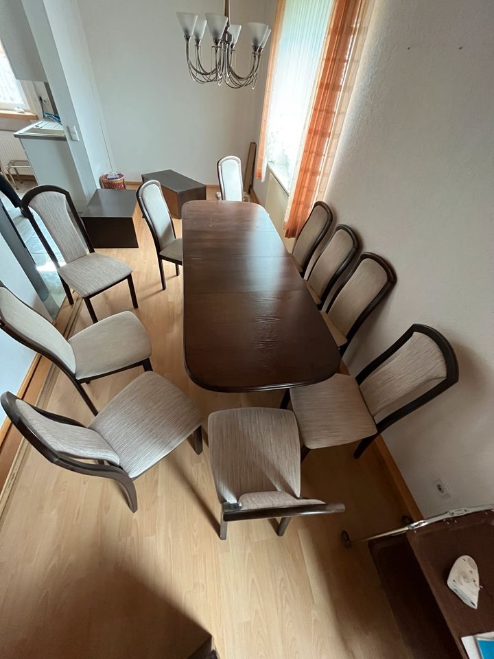 Esszimmer Tisch mit 10 Stühle ausziehbar Nussbaum massiv in Kalefeld