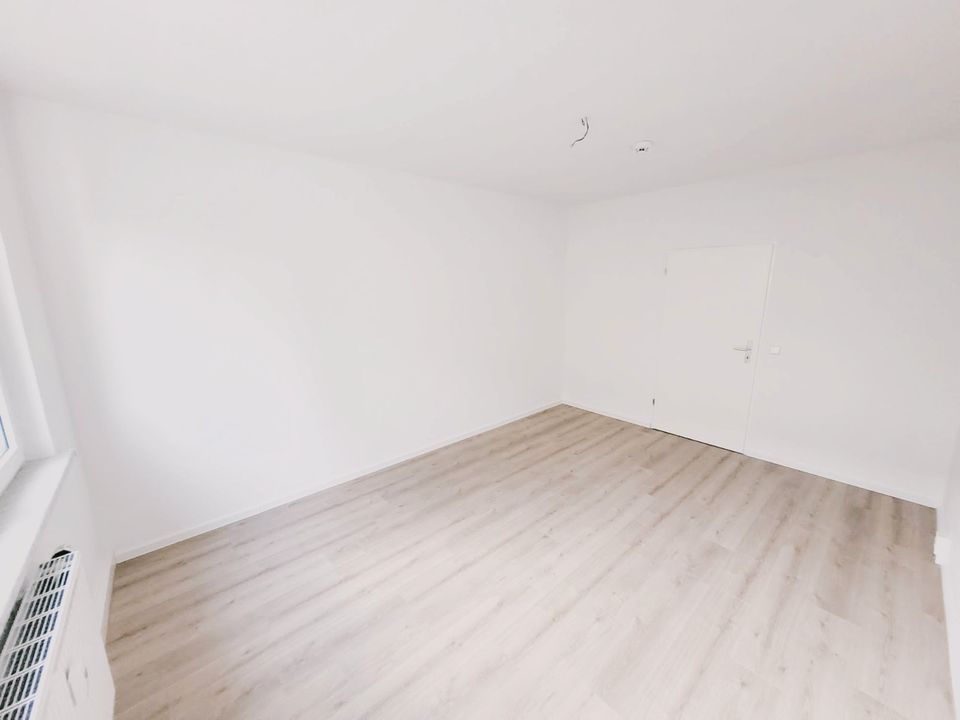 Frisch sanierte und modernisierte helle 57,94 qm 3-Zimmer Wohnung mit Balkon, mitten im Grünen mit Garten Mitbenutzung, Parkplatz direkt vor der Haustür, nur 1 min. zum Supermarkt! in Osterfeld