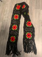 Häkelschal / Strickschal mit rote Blümchen, schwarz Berlin - Reinickendorf Vorschau