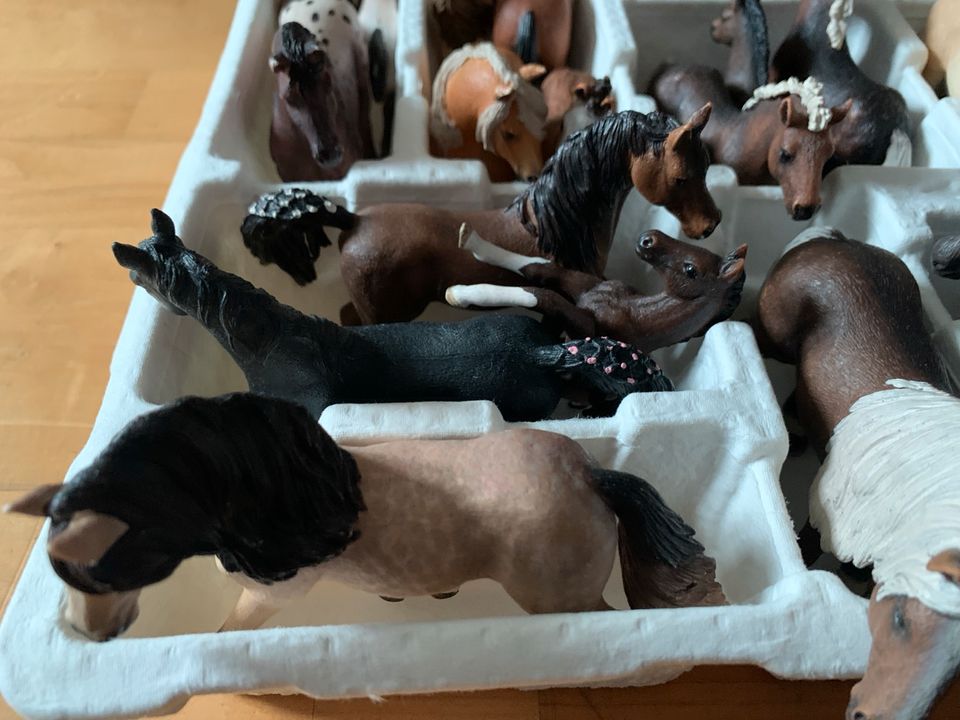 Schleich Pferde Spielfiguren groß und Fohlen bis zu 62 Stück in Bad Tölz